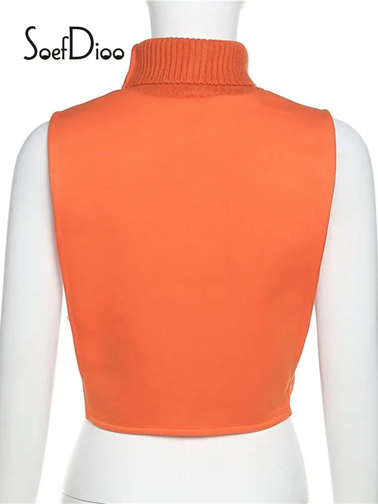 Sport-Trainingsanzug mit seitlichen, knielangen Hosen und T-Shirt