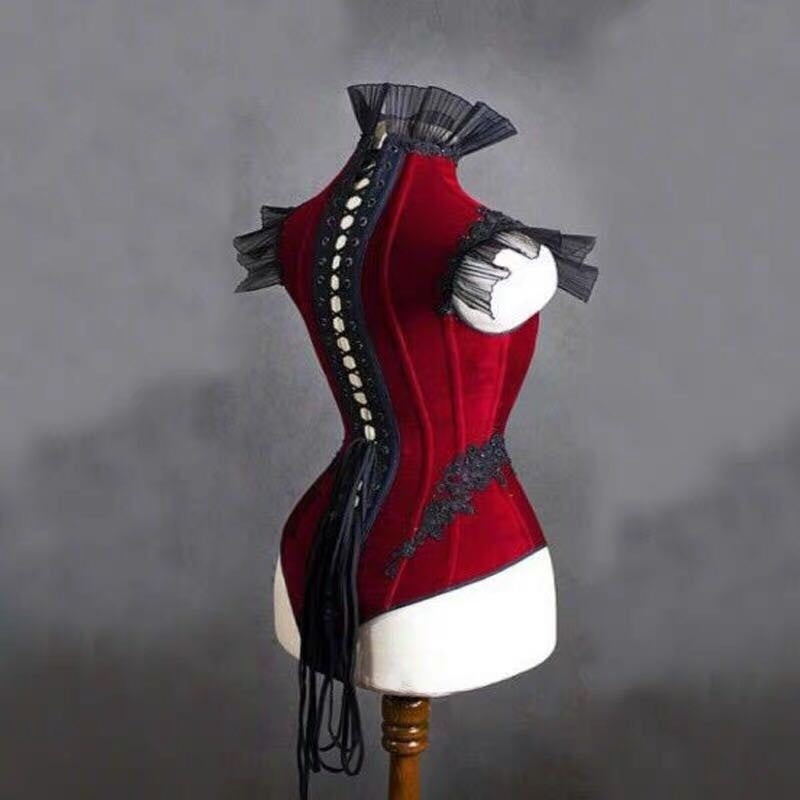 Roter Jumpsuit mit Herz-Ausschnitt und Bindeband für den Nachtclub