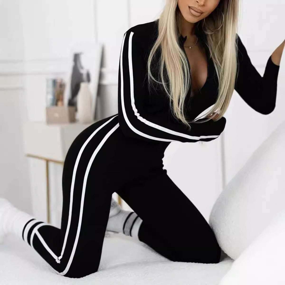 Schmaler gestreifter Jumpsuit mit halbem Reißverschluss für Damen im Herbst und Winter