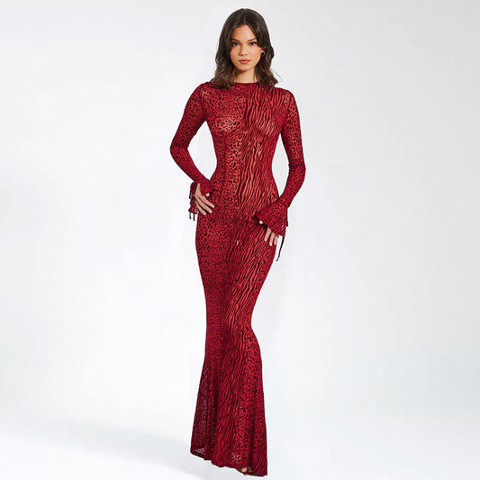 Langes, schmal geschnittenes Abendkleid aus Netzstoff mit Blumendruck