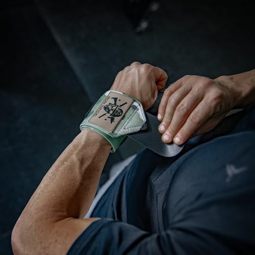 Handgelenkbandagen von Iron Infidel zum Gewichtheben – 61 cm lange, robuste Handgelenkstütze zum Trainieren, Fitnessstudio-Zubehör für Männer – Verwendung zum Gewichtheben, Crossfit, Fitness, Training, Bankdrücken, Powerlifting (OCP)