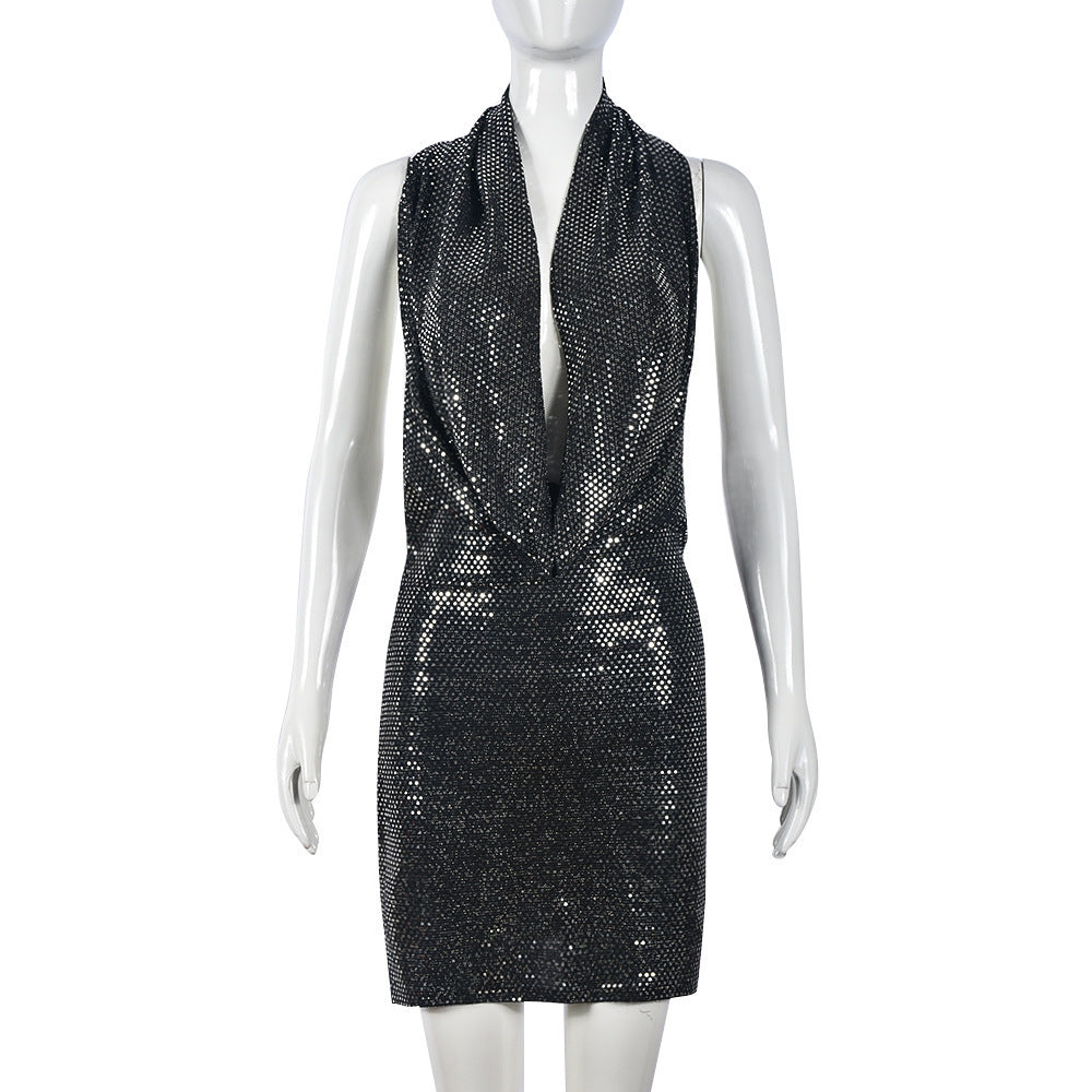 Rückenfreies Kleid mit Pailletten, Kapuze und Swing-Kragen
