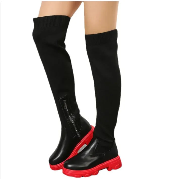 Gemütliche gestrickte Plateaustiefel