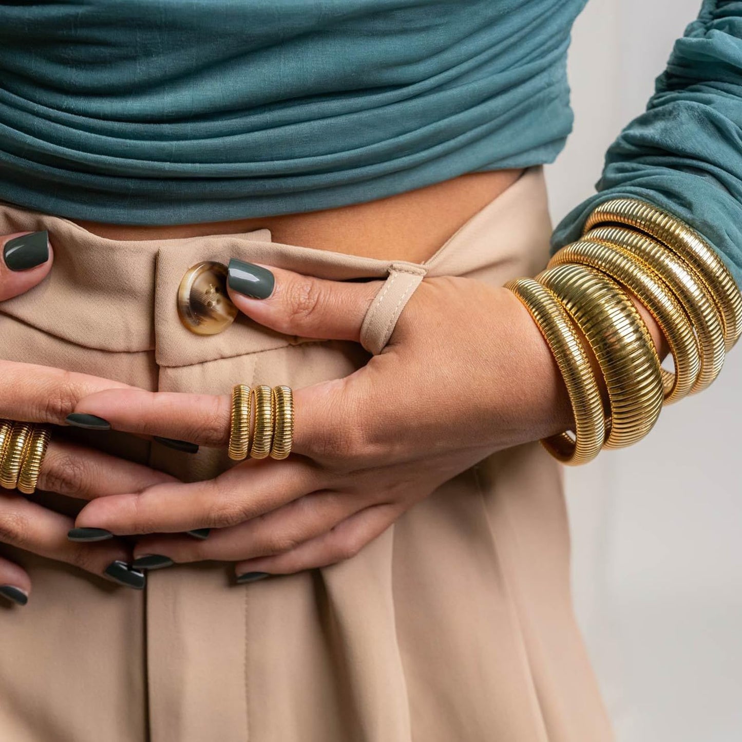 Awinesn Goldarmreifen für Damen, klobige, dehnbare Armreifen, Armband-Set, 18 Karat vergoldete Edelstahl-Gliederketten-Armbänder, flexible, breite Armbänder, 3er-Set, Schmuck für Damen