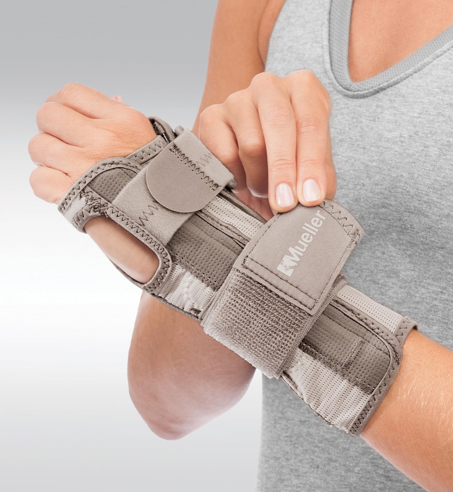 MUELLER Sports Medicine Wendbarer Handgelenkstabilisator mit Schiene, Unterstützung zur Schmerzlinderung am Handgelenk für Männer und Frauen, ideal bei Karpaltunnelsyndrom, Sehnenentzündung, Arthritis, Taupe, Small/Medium