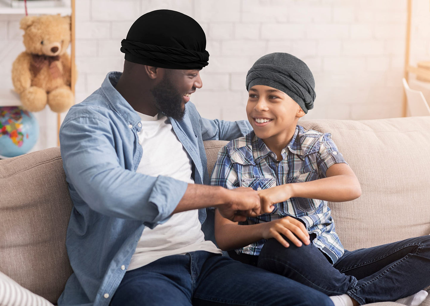 Ababalaya Verstellbarer, mit Satin gefütterter Halo-Turban-Durag für Männer und Frauen, Schlafhaube, Beanie-Mützen, vorgebundene Kopftücher gegen Haarausfall, Schwarz