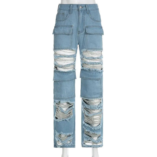 Jeans mit verzerrtem, zerrissenem Bein