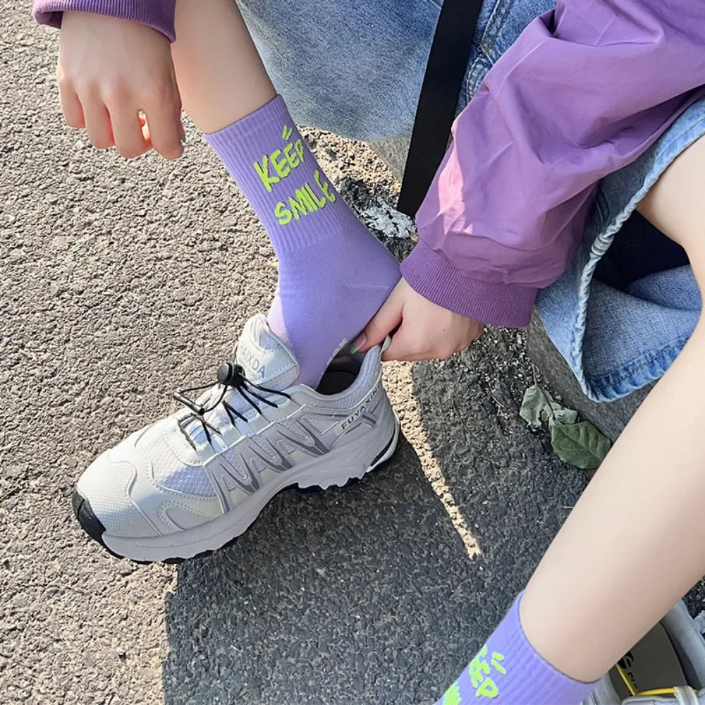 2/3/5 Paar Damensocken im koreanischen Stil mit farbigen Buchstaben, modische Sportsocken für Mädchen, atmungsaktive Mittelröhre, lässige Crew-Socken, lustig