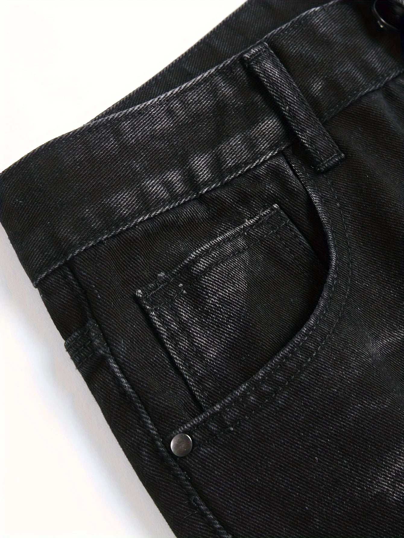 Men’s trendy streetwear: black ripped straight-leg jeans – an excellent gift for husbands or boyfriends.