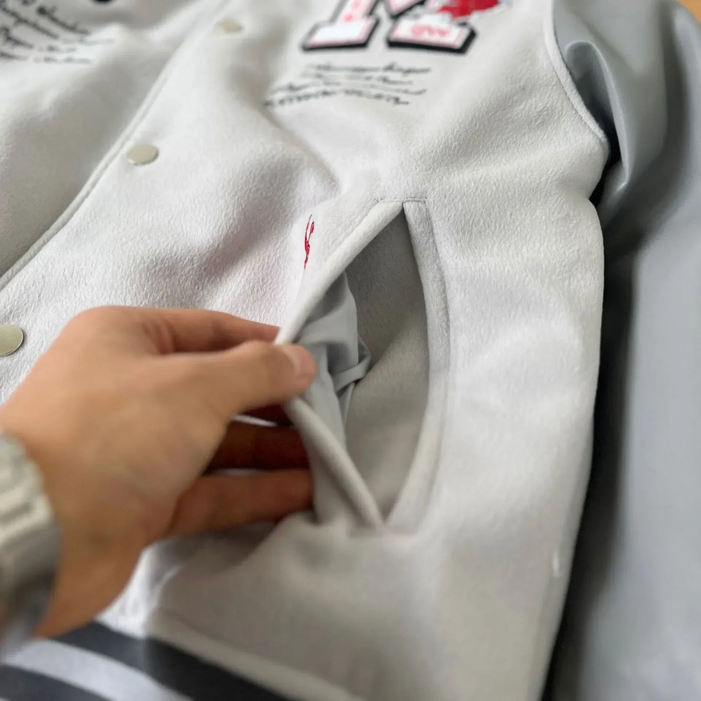 OFF 2024 Neue bestickte Patchwork-Baseballuniform Europäische und amerikanische Streetfashion-Jacken und Jacken für Jungen und Mädchen