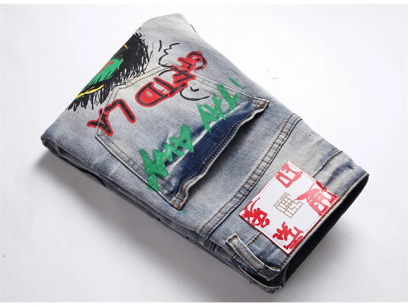 Herren Bedruckte Stretch-Jeans Streetwear Charakter Totenkopf Flamme Bemalte Hose Vintage Knöpfe Fly Schlanke zerrissene Hose
