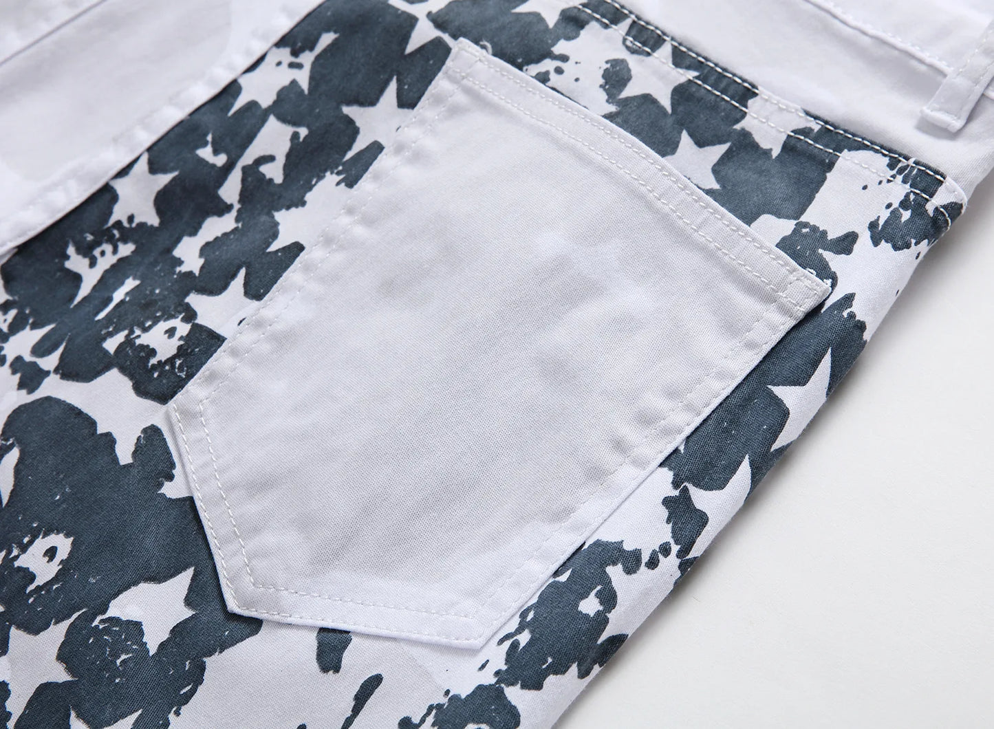 High Street Straight-Jeans für Herren, Jeans mit weißem Flaggen-Print, Stretch, schmale, lässige Hose mit fünfzackigem Stern, Hip-Hop-Hose in großen Größen