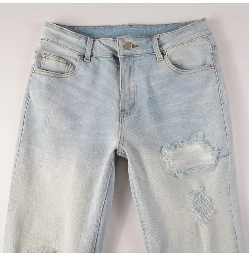 Herren Hellblaue Bikerjeans mit Rissen, Plissee-Patch, Patchwork-Stretch-Jeans, Streetwear-Löcher, zerrissene Röhrenhose