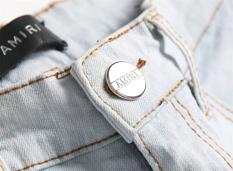 Herrenjeans mit zerrissenem, besticktem fünfzackigen Stern, modische, elastische, schmale Passform, Füße, helle Farbe, Straßen-Motorradhose