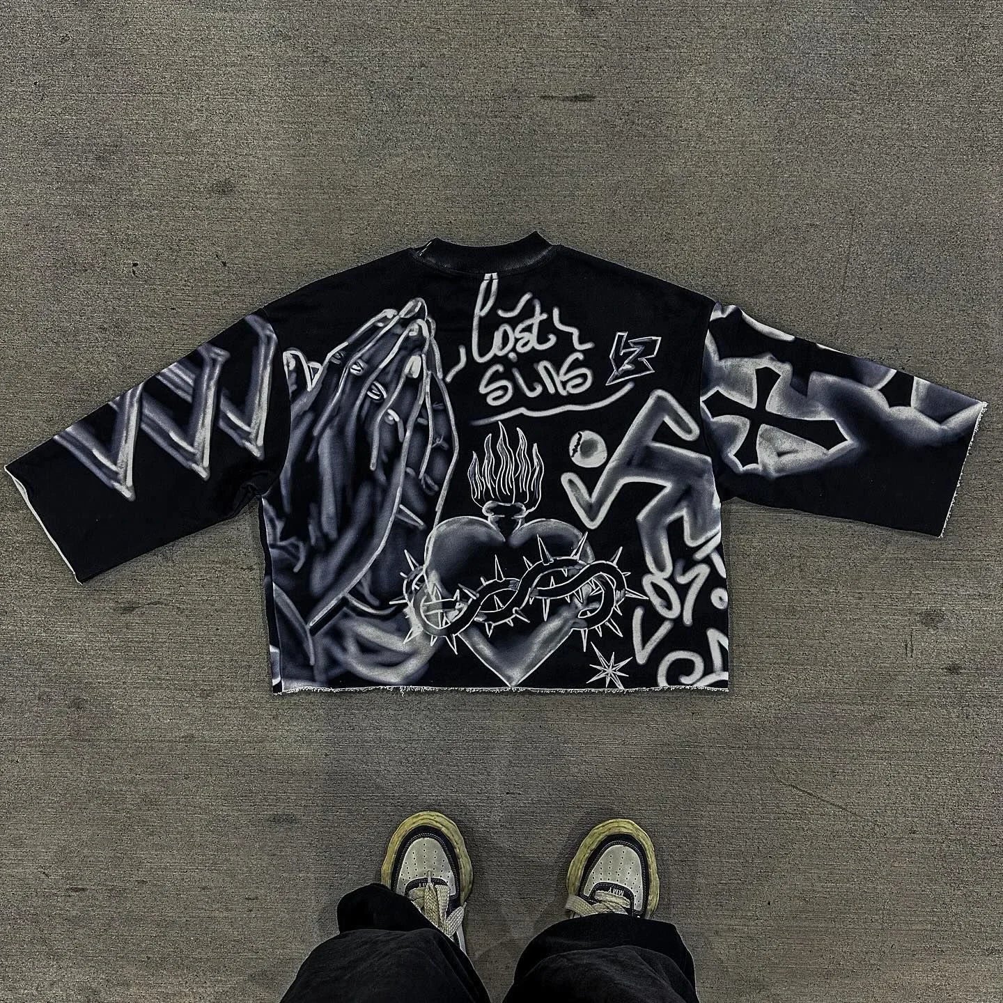 Vollständig bedrucktes schwarzes Kurzarm-T-Shirt mit Graffiti-Print, 2024, neuer Trend, Mode, Retro-Gothic-Street-Rundhalsausschnitt, mittellanges Paar-Top