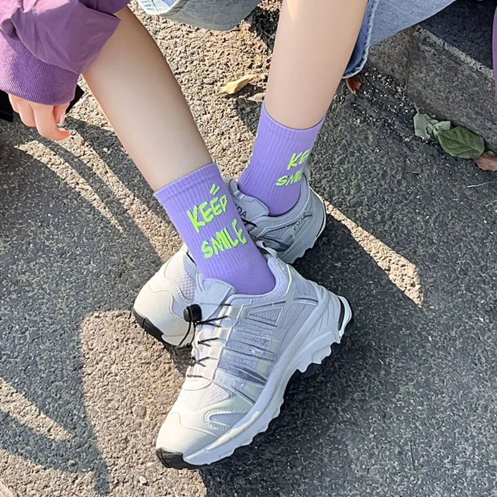 2/3/5 Paar Damensocken im koreanischen Stil mit farbigen Buchstaben, modische Sportsocken für Mädchen, atmungsaktive Mittelröhre, lässige Crew-Socken, lustig
