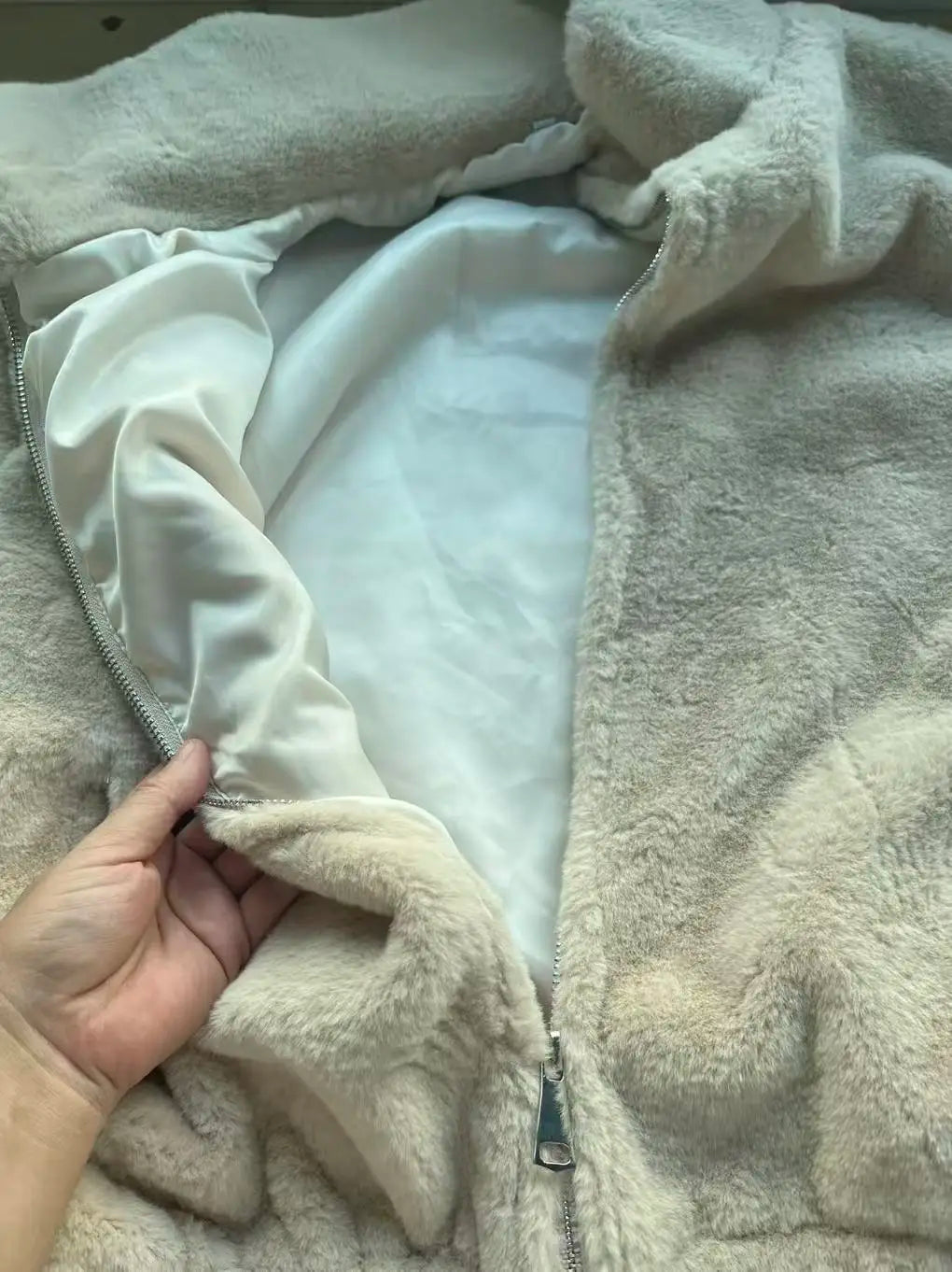 2025 Winter Coat Women Warm Outerwear Loose Fur Faux Coat Women Elegant Jacket Long Sleeve Zipper Female Short Coats