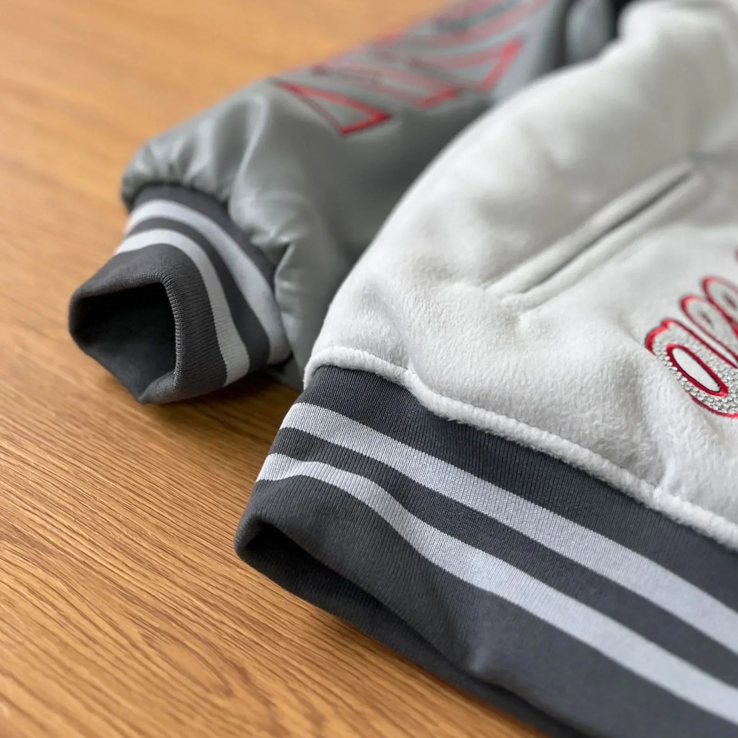 OFF 2024 Neue bestickte Patchwork-Baseballuniform Europäische und amerikanische Streetfashion-Jacken und Jacken für Jungen und Mädchen