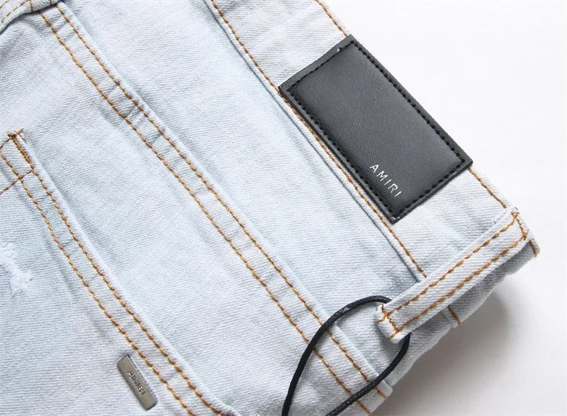 Herrenjeans mit zerrissenem, besticktem fünfzackigen Stern, modische, elastische, schmale Passform, Füße, helle Farbe, Straßen-Motorradhose