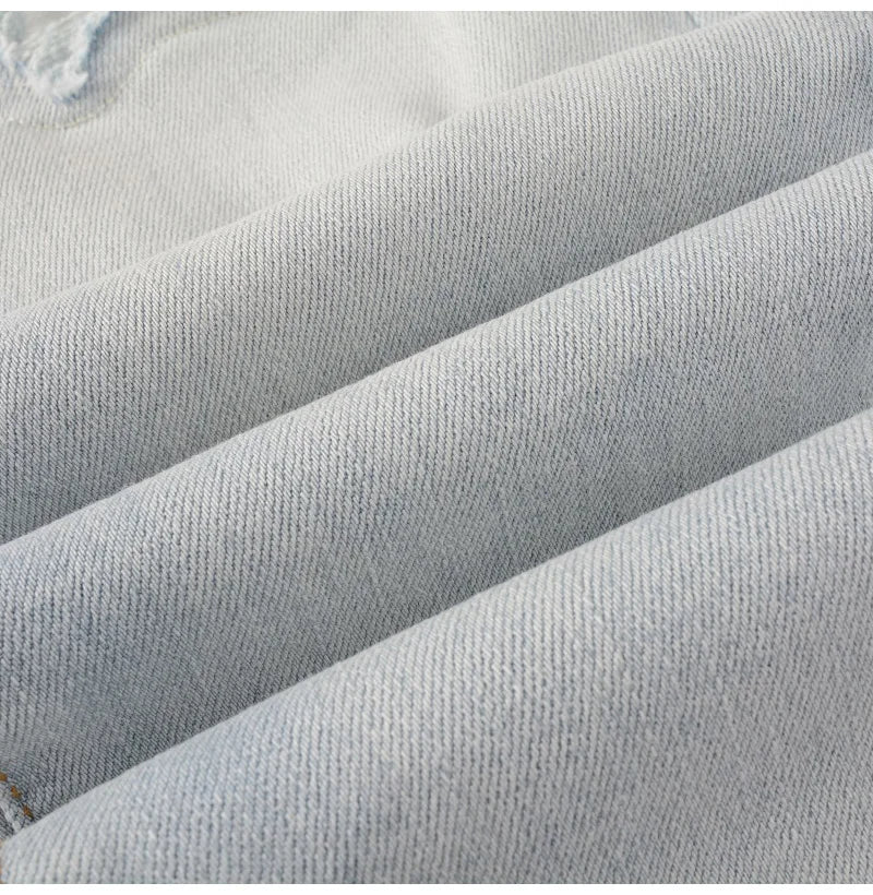 Herren Hellblaue Bikerjeans mit Rissen, Plissee-Patch, Patchwork-Stretch-Jeans, Streetwear-Löcher, zerrissene Röhrenhose