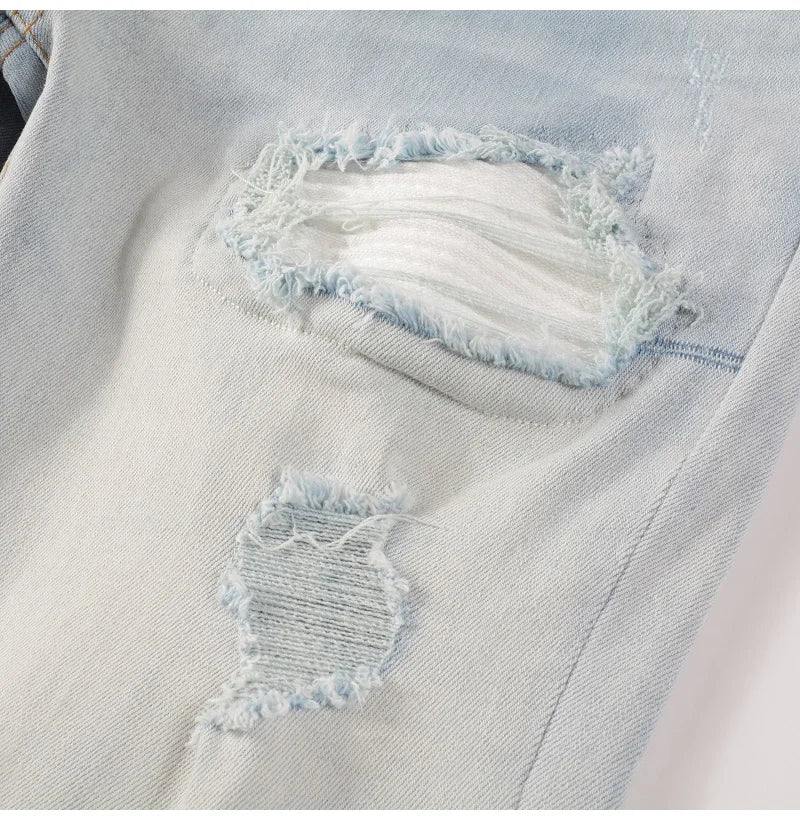 Herren Hellblaue Bikerjeans mit Rissen, Plissee-Patch, Patchwork-Stretch-Jeans, Streetwear-Löcher, zerrissene Röhrenhose