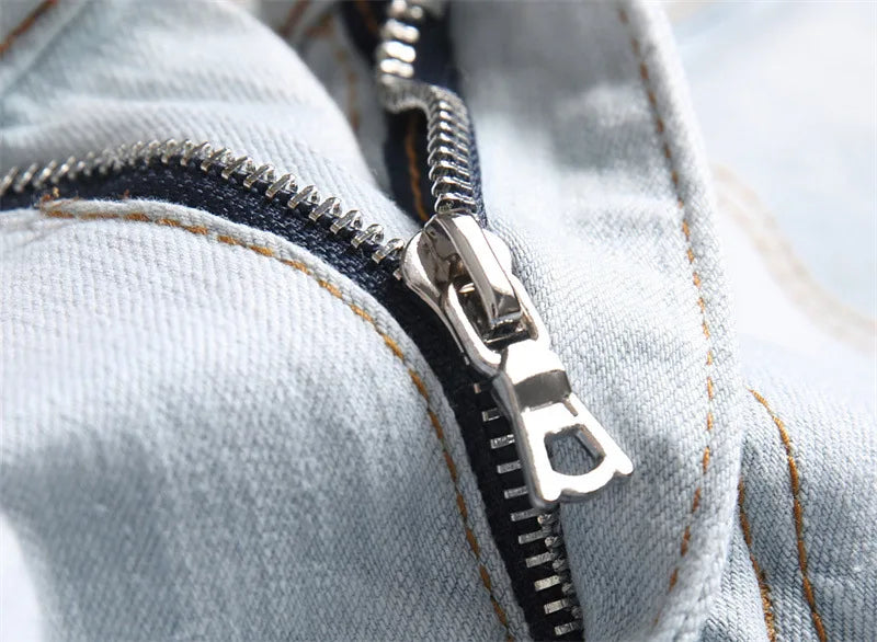 Herrenjeans mit zerrissenem, besticktem fünfzackigen Stern, modische, elastische, schmale Passform, Füße, helle Farbe, Straßen-Motorradhose