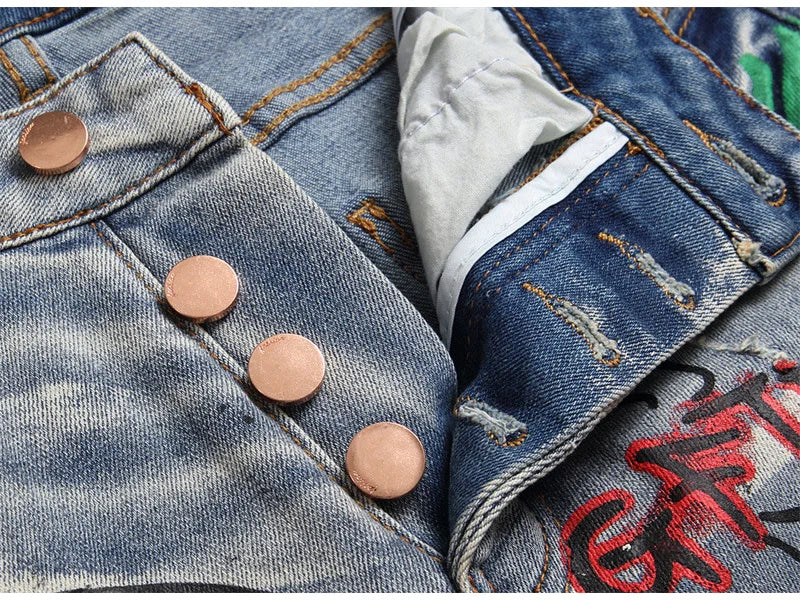 Herren Bedruckte Stretch-Jeans Streetwear Charakter Totenkopf Flamme Bemalte Hose Vintage Knöpfe Fly Schlanke zerrissene Hose