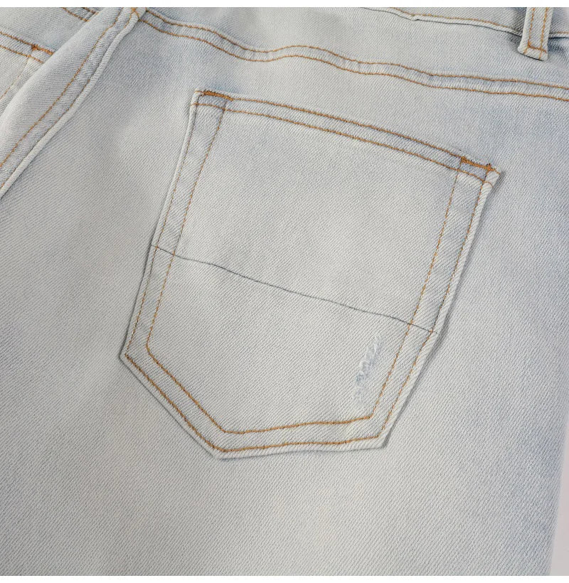 Herren Hellblaue Bikerjeans mit Rissen, Plissee-Patch, Patchwork-Stretch-Jeans, Streetwear-Löcher, zerrissene Röhrenhose