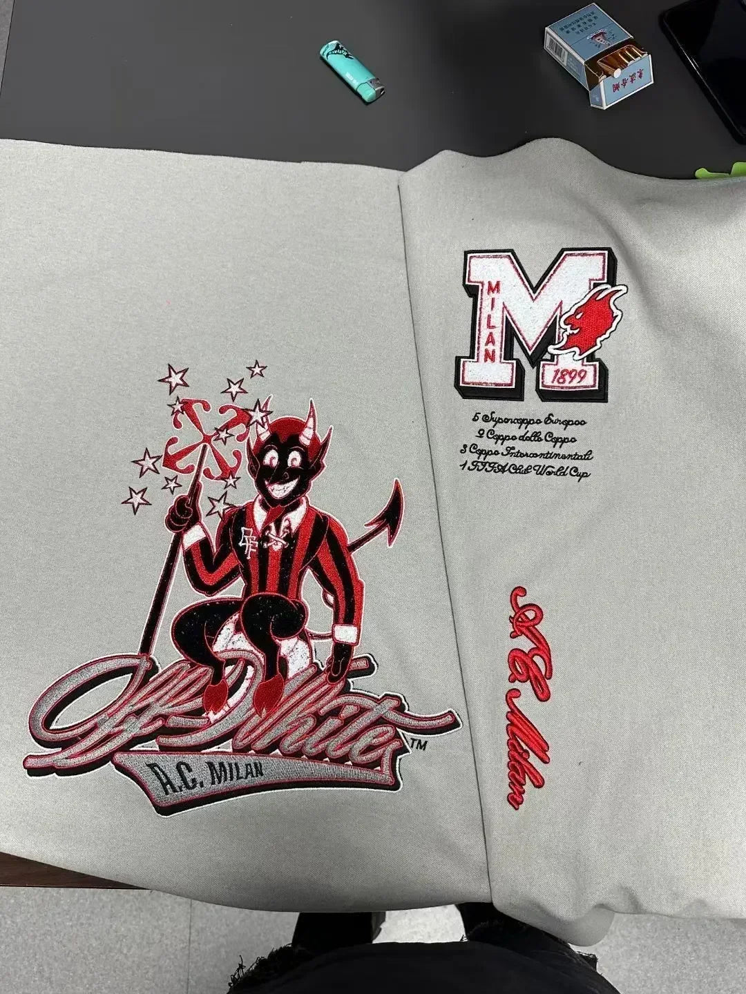 OFF 2024 Neue bestickte Patchwork-Baseballuniform Europäische und amerikanische Streetfashion-Jacken und Jacken für Jungen und Mädchen