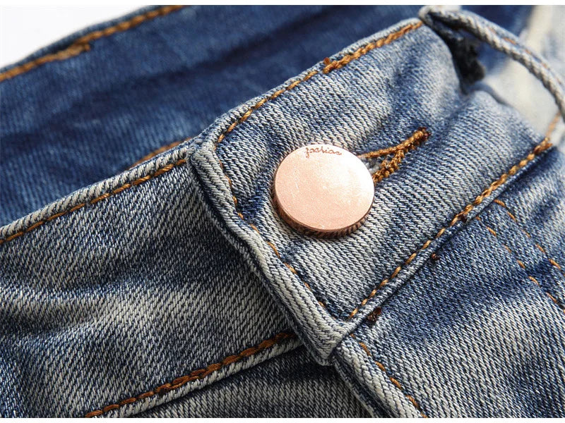 Herren Bedruckte Stretch-Jeans Streetwear Charakter Totenkopf Flamme Bemalte Hose Vintage Knöpfe Fly Schlanke zerrissene Hose