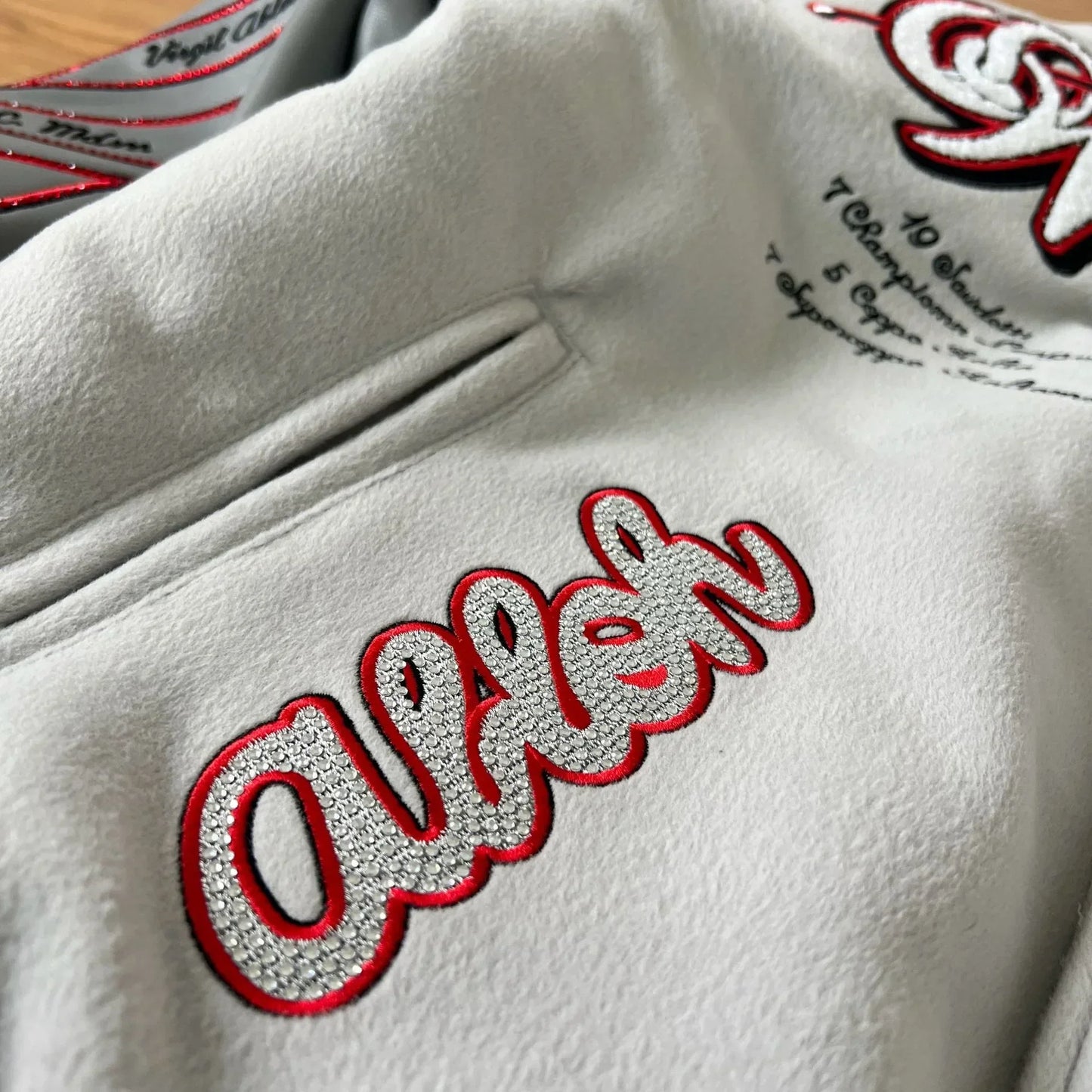 OFF 2024 Neue bestickte Patchwork-Baseballuniform Europäische und amerikanische Streetfashion-Jacken und Jacken für Jungen und Mädchen