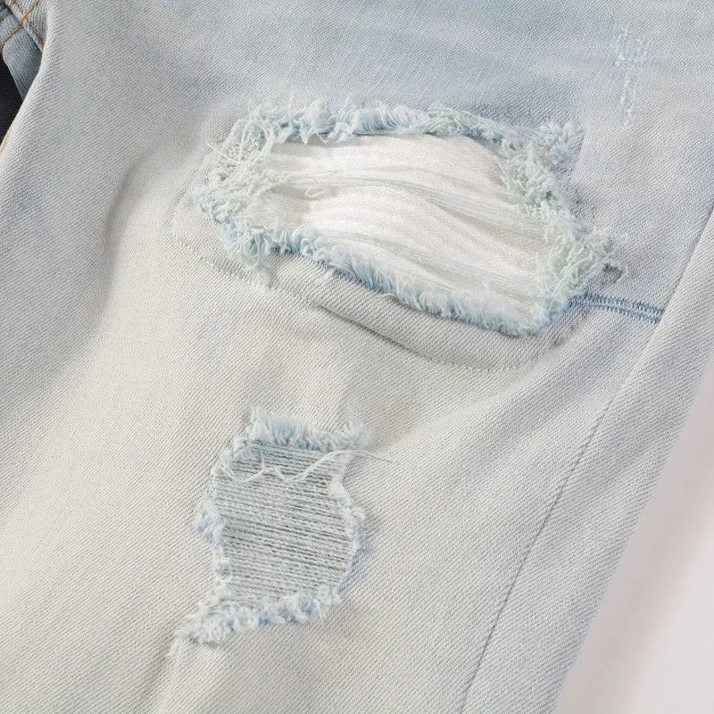 Herren Hellblaue Bikerjeans mit Rissen, Plissee-Patch, Patchwork-Stretch-Jeans, Streetwear-Löcher, zerrissene Röhrenhose