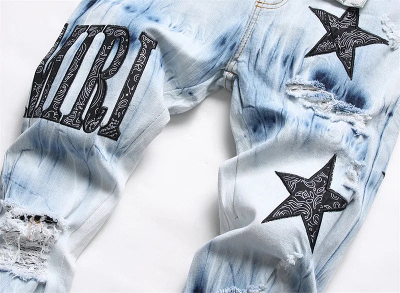 Herrenjeans mit zerrissenem, besticktem fünfzackigen Stern, modische, elastische, schmale Passform, Füße, helle Farbe, Straßen-Motorradhose