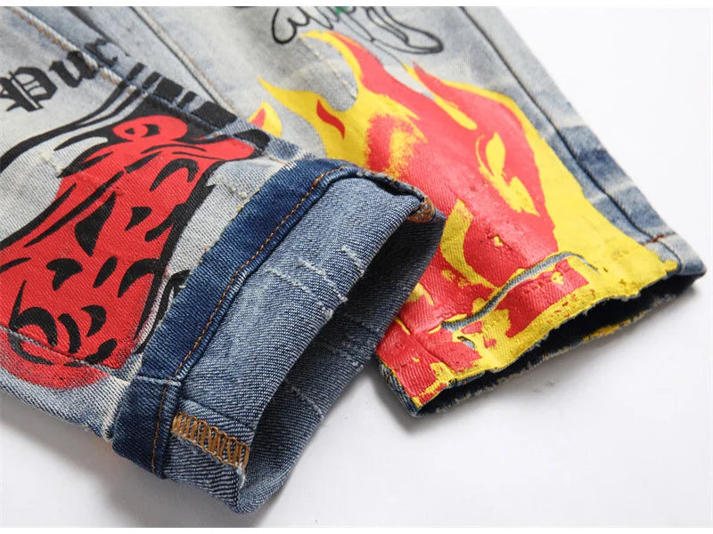 Herren Bedruckte Stretch-Jeans Streetwear Charakter Totenkopf Flamme Bemalte Hose Vintage Knöpfe Fly Schlanke zerrissene Hose