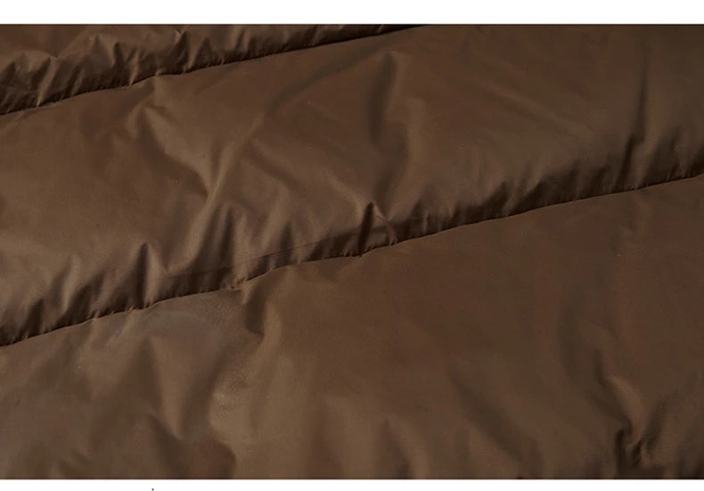 Leichte Luxus-Daunenjacke für Herren, lang, Winter 2024, trendig, 90 % weiße Entendaunen, warmer Mantel, Business-Casual-Mütze, leichte Daunenjacke