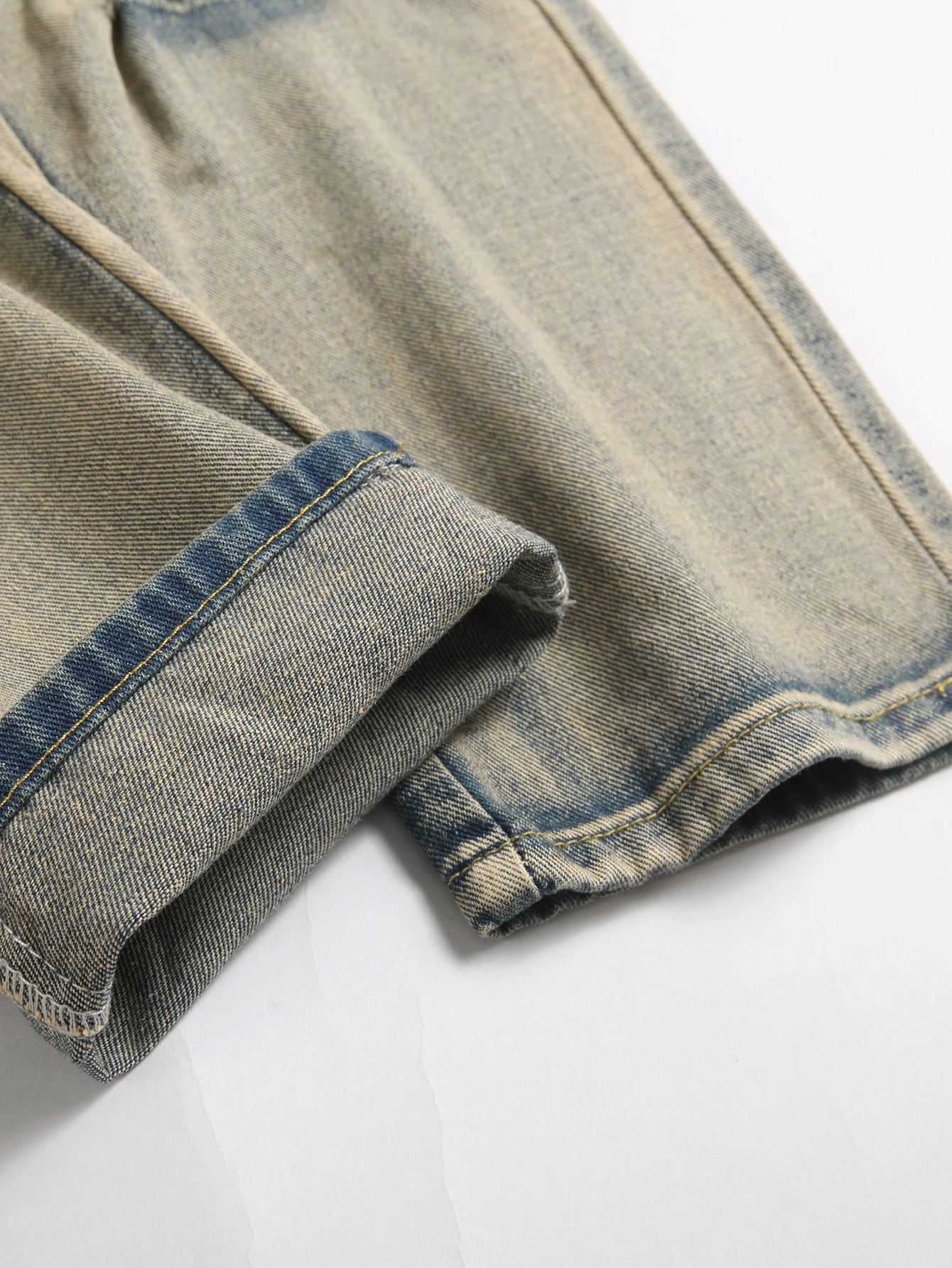 Men’s trendy street style straight-leg workwear non-stretch jeans.
