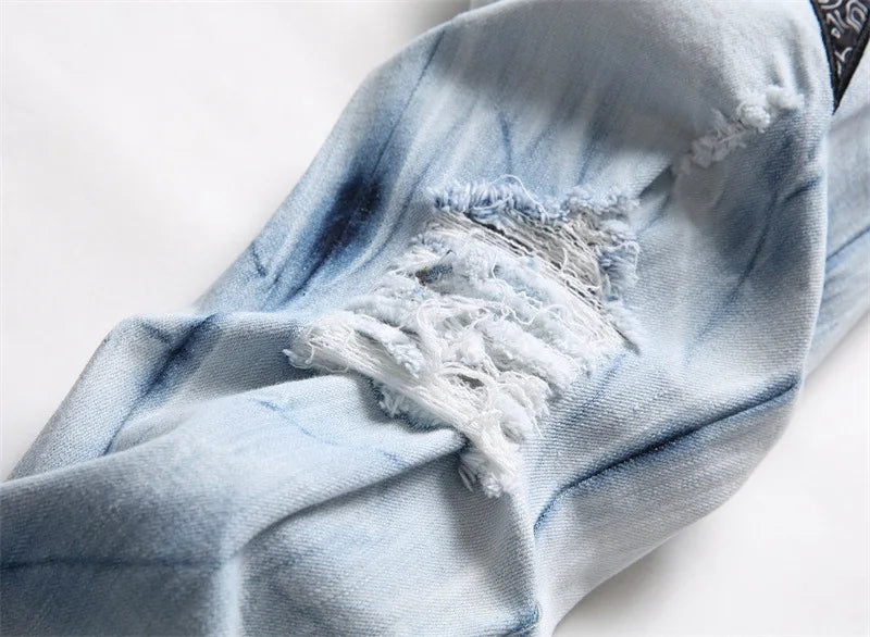 Herrenjeans mit zerrissenem, besticktem fünfzackigen Stern, modische, elastische, schmale Passform, Füße, helle Farbe, Straßen-Motorradhose