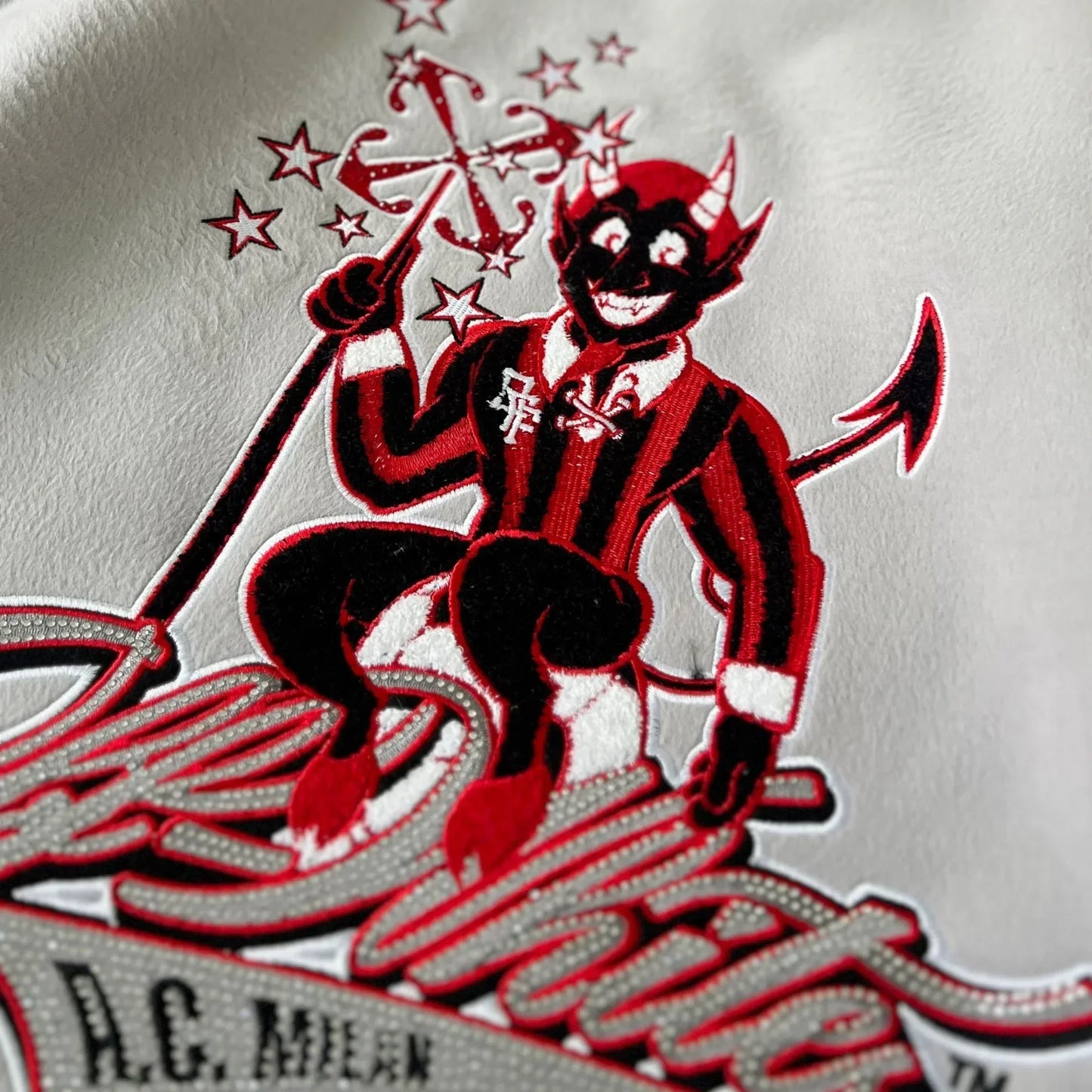 OFF 2024 Neue bestickte Patchwork-Baseballuniform Europäische und amerikanische Streetfashion-Jacken und Jacken für Jungen und Mädchen