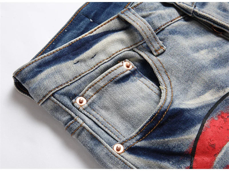 Herren Bedruckte Stretch-Jeans Streetwear Charakter Totenkopf Flamme Bemalte Hose Vintage Knöpfe Fly Schlanke zerrissene Hose