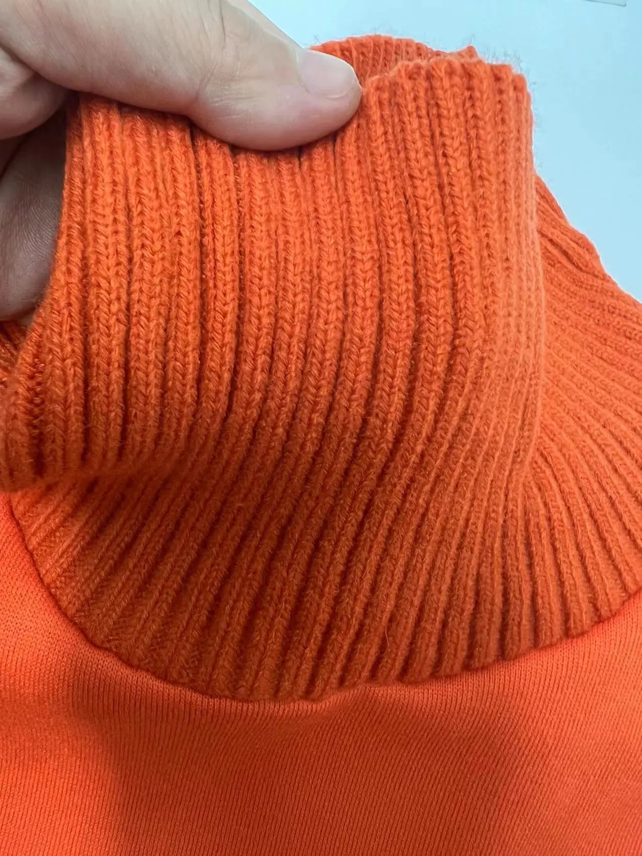 Sport-Trainingsanzug mit seitlichen, knielangen Hosen und T-Shirt