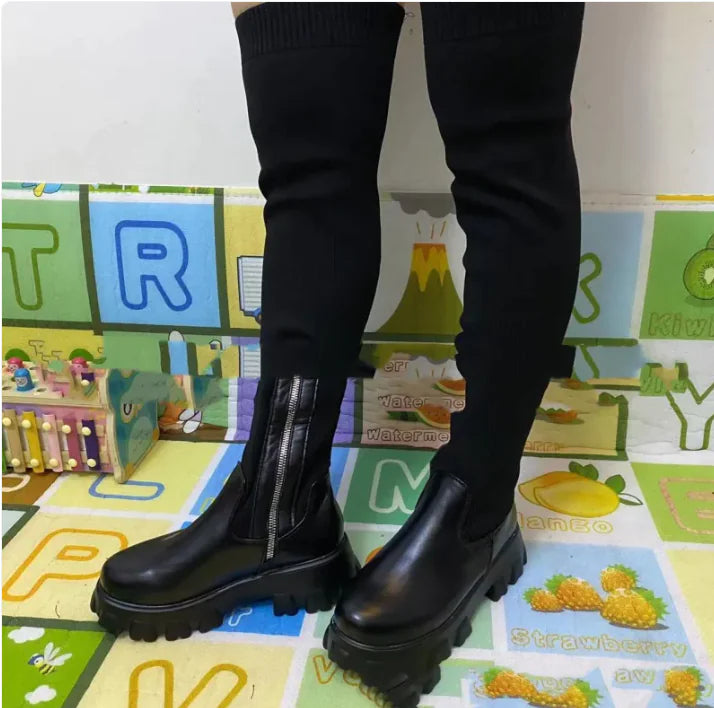 Gemütliche gestrickte Plateaustiefel