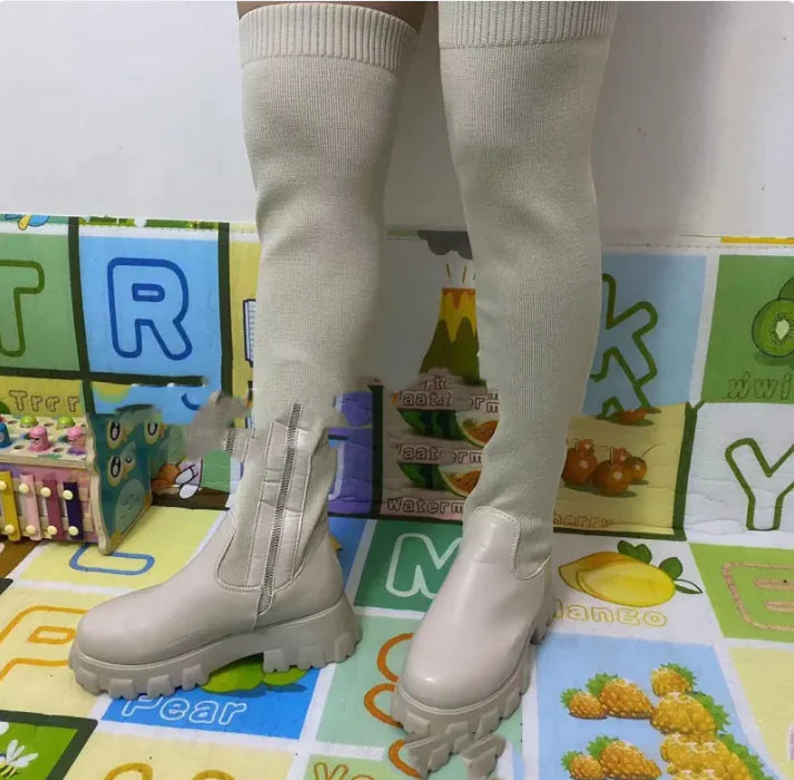 Gemütliche gestrickte Plateaustiefel